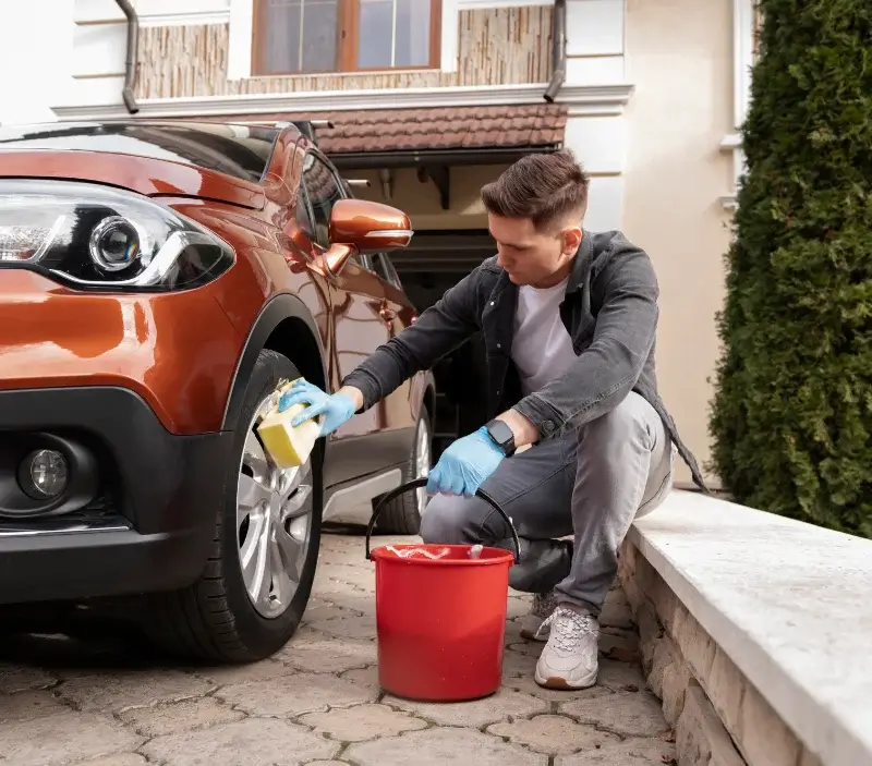 Lavage auto à domicile Saint-Trinit : professionnel intervenant sur un véhicule